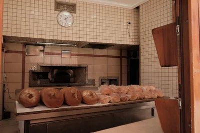 Vista interior de una panadería tradicional turca en Sakarya, con panes recién horneados en exhibición.